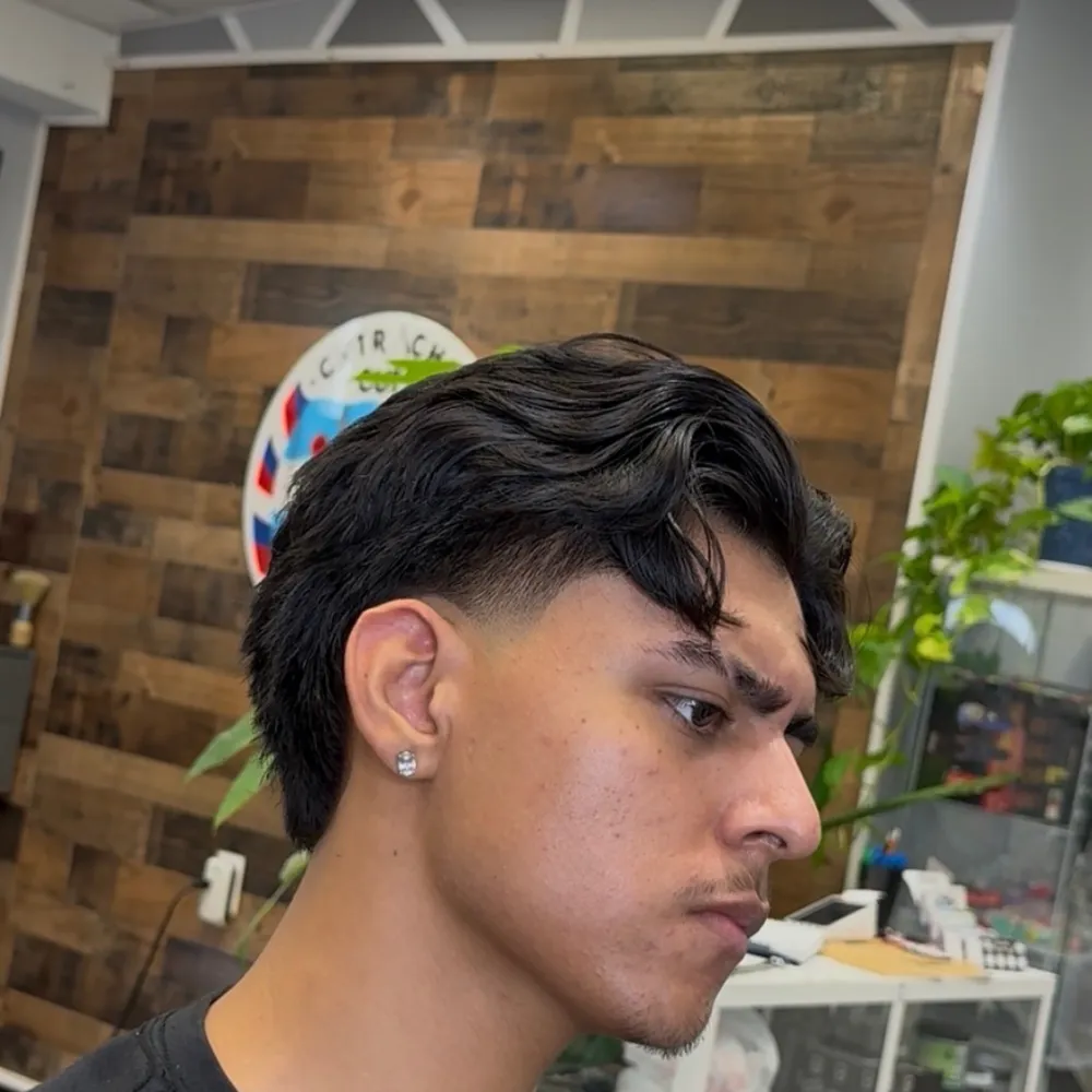 Flowing textured cut with a low taper