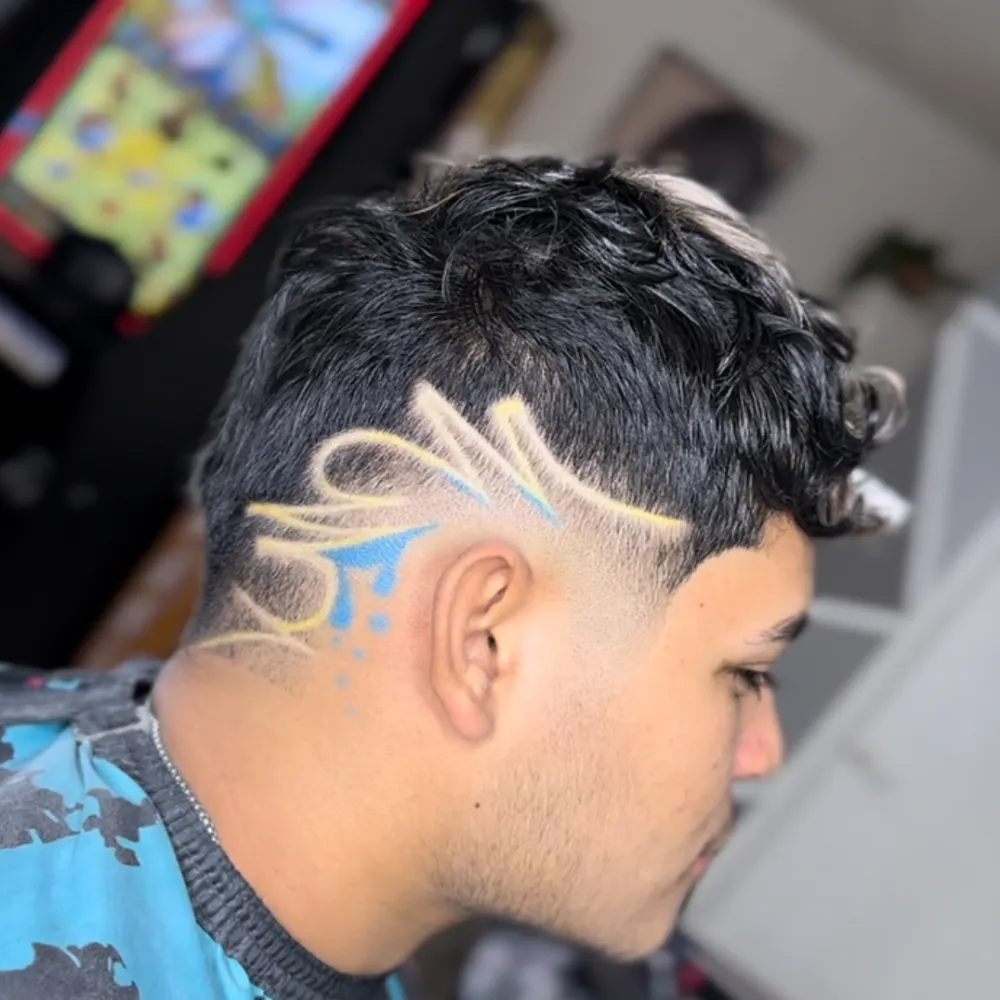 Curly top with a colored freestyle side design